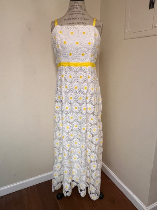 Boston Proper Dresses & Skirts - Boston Proper Daisy Lace Maxi Sleeveless Dress White/Yellow size S 12 - cute!